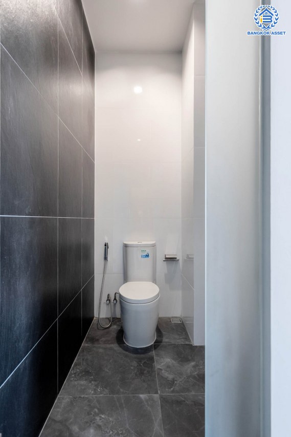 บ้านมือสองตกแต่งใหม่ ม.ซอย พหลโยธิน56 พหลโยธิน บ้านเดี่ยวหลังใหญ่ ภายในตกแต่งหรูหรา บนเนื้อที่เยอะถึง 98.60 ตร.ว. 3 ห้องนอน 3 ห้องน้ำ 2 ที่จอดรถ บรรยากาศเป็นส่วนตัว พร้อมมีสระน้ำในตัว บนพื้นที่กว่า 430 ตร.ม. บนทำเลที่ดี เชื่อมต่อถนน พหลโยธิน, ลำลูกกา, วิภาวดี-รังสิต เดินทางสะดวกใกล้รถไฟฟ้า สถานี "แยก คปอ, คูคต"